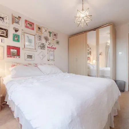 Spacious Two Double Bedroom Flat Лондон Экстерьер фото