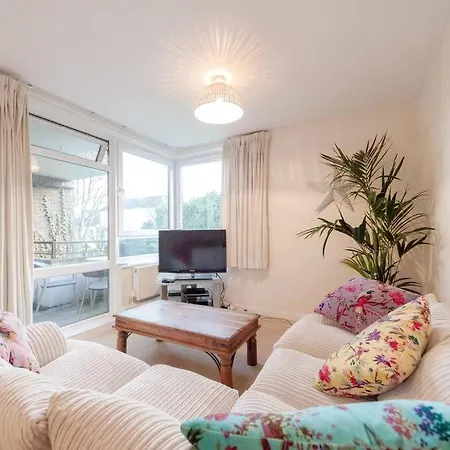 Spacious Two Double Bedroom Flat Лондон Экстерьер фото