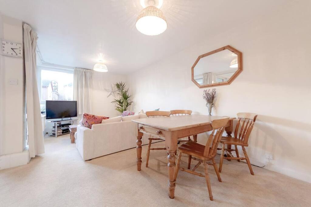 Апартаменты Spacious Two Double Bedroom Flat