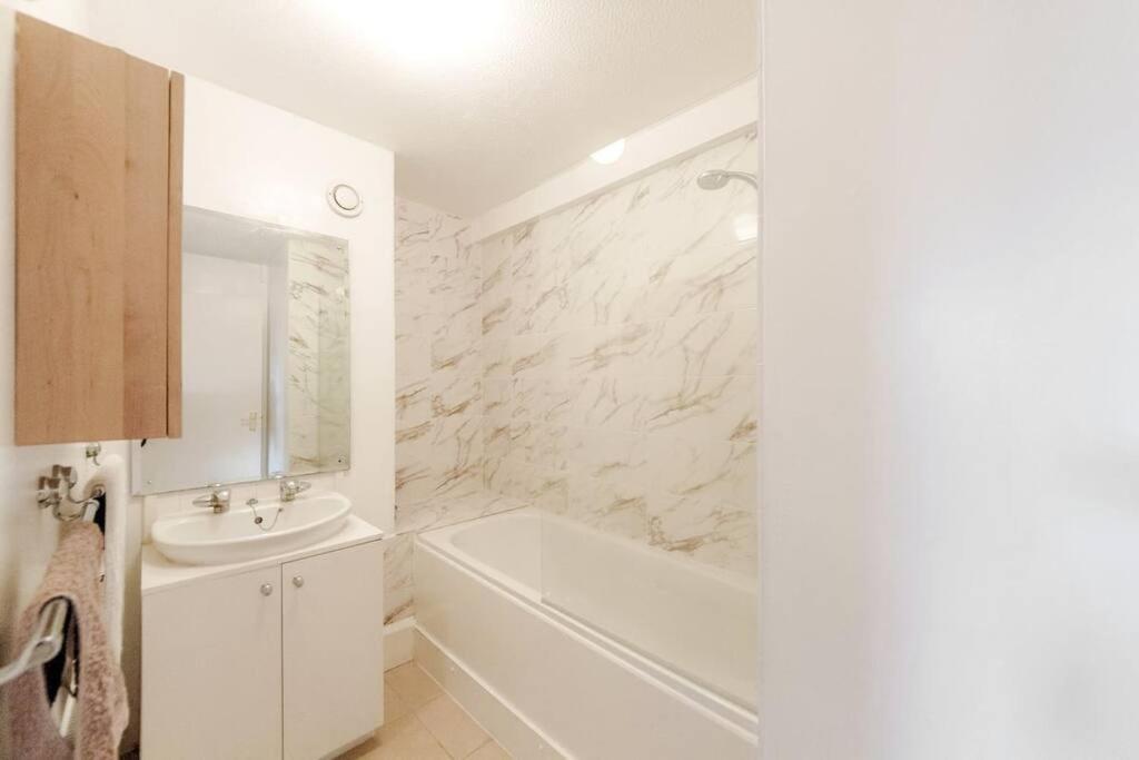 Апартаменты Spacious Two Double Bedroom Flat Лондон