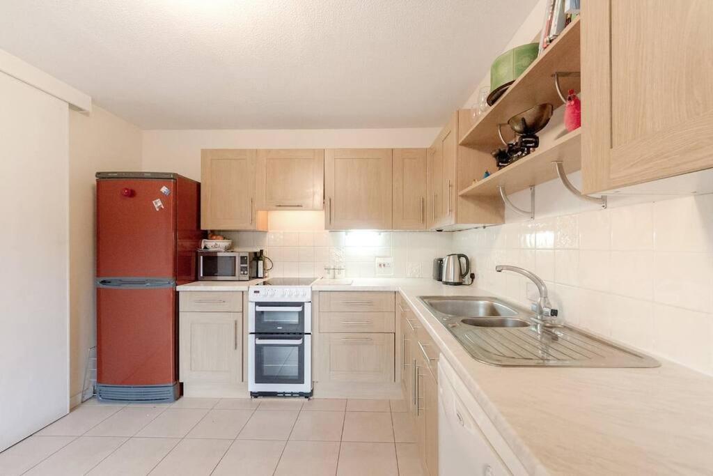 Spacious Two Double Bedroom Flat Лондон