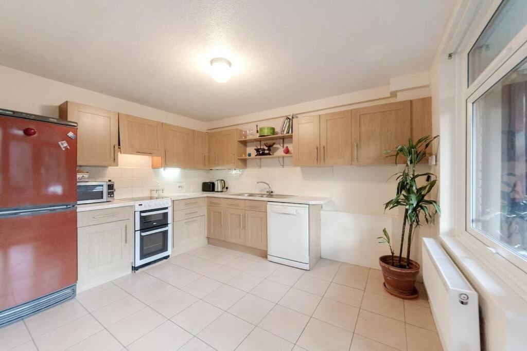 Апартаменты Spacious Two Double Bedroom Flat *