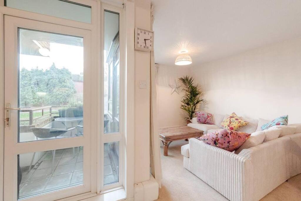 Апартаменты Spacious Two Double Bedroom Flat Лондон