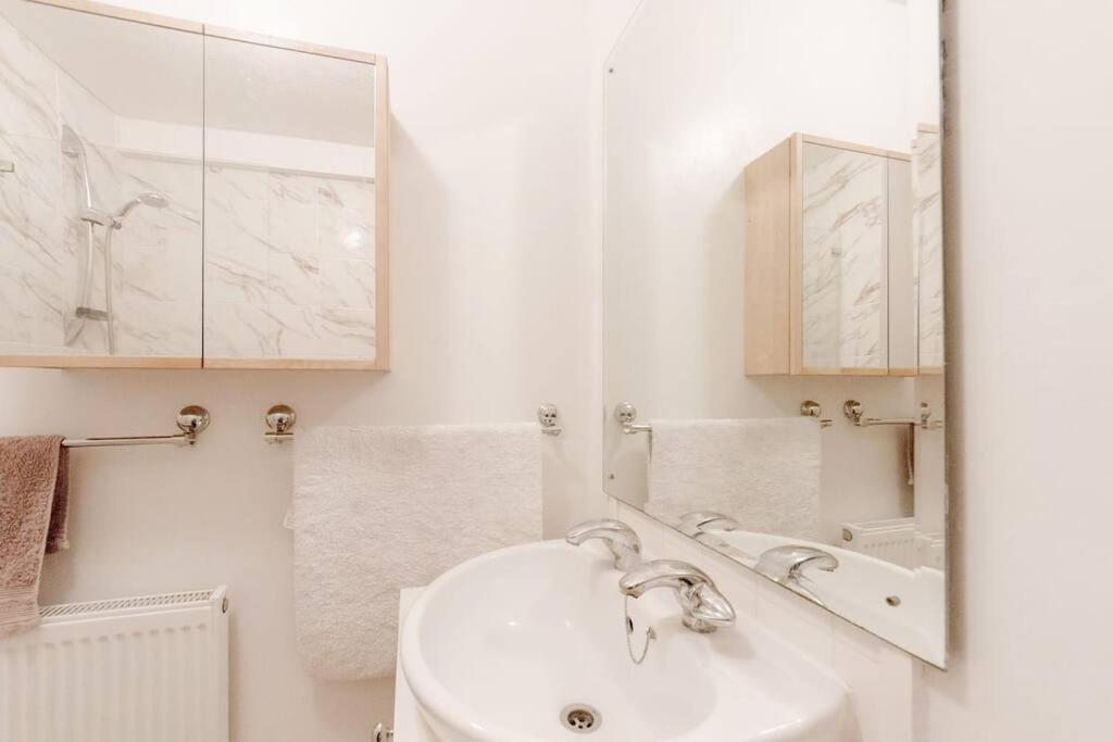 Апартаменты Spacious Two Double Bedroom Flat *