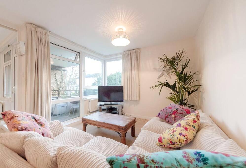 Spacious Two Double Bedroom Flat Лондон