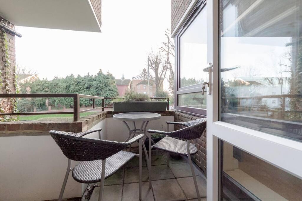 Апартаменты Spacious Two Double Bedroom Flat