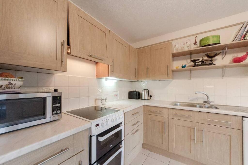 Апартаменты Spacious Two Double Bedroom Flat